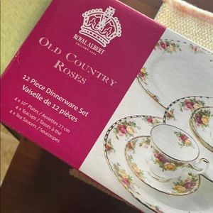 Royal Albert Old Country Roses 12 Piece Dinner Set